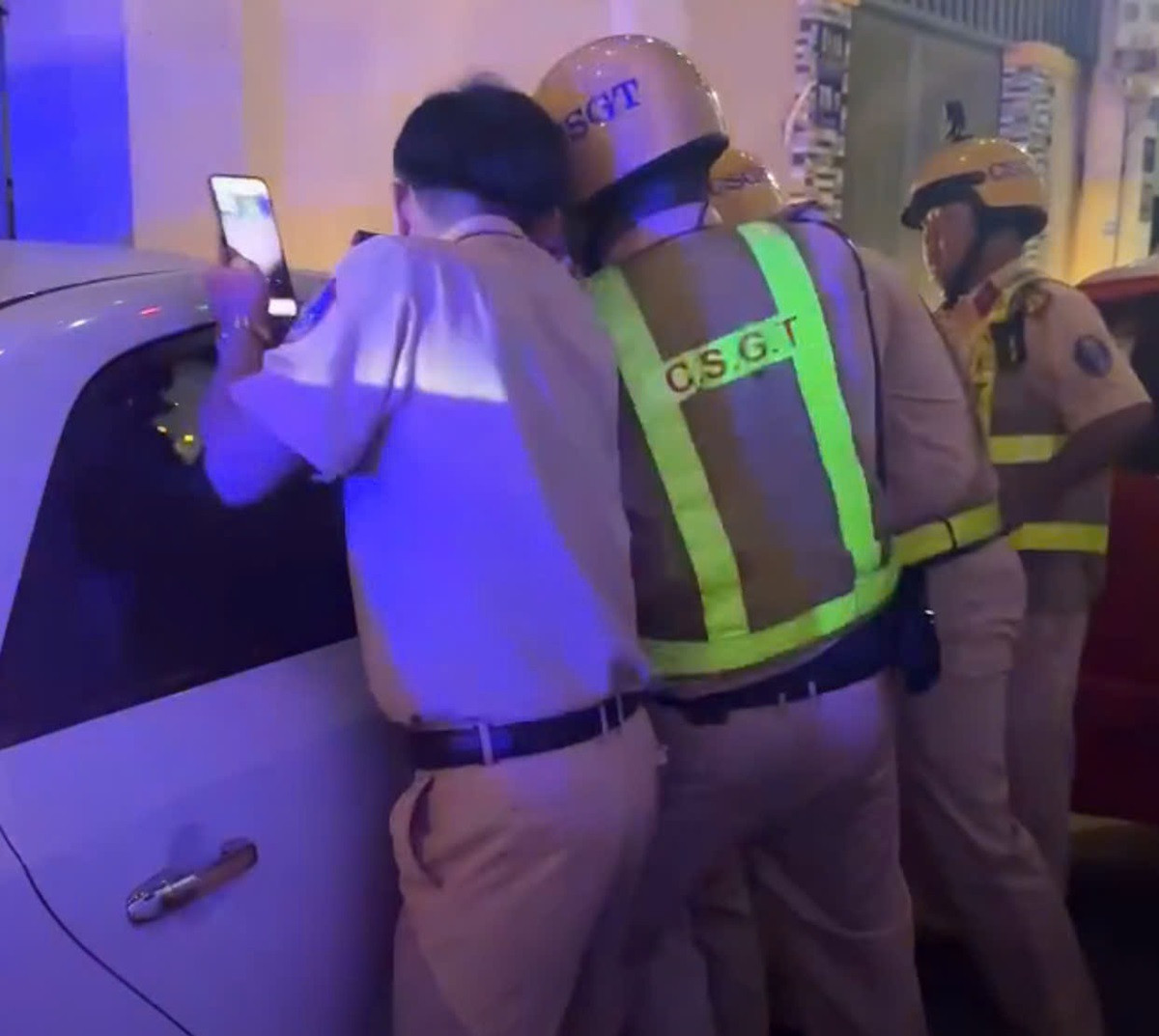 Cảnh sát đập kính ô tô, khống chế nam thanh niên 'cướp' taxi công nghệ ở TPHCM.jpg