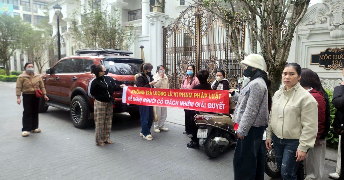 Hàng chục người tập trung trước biệt thự của Ho...