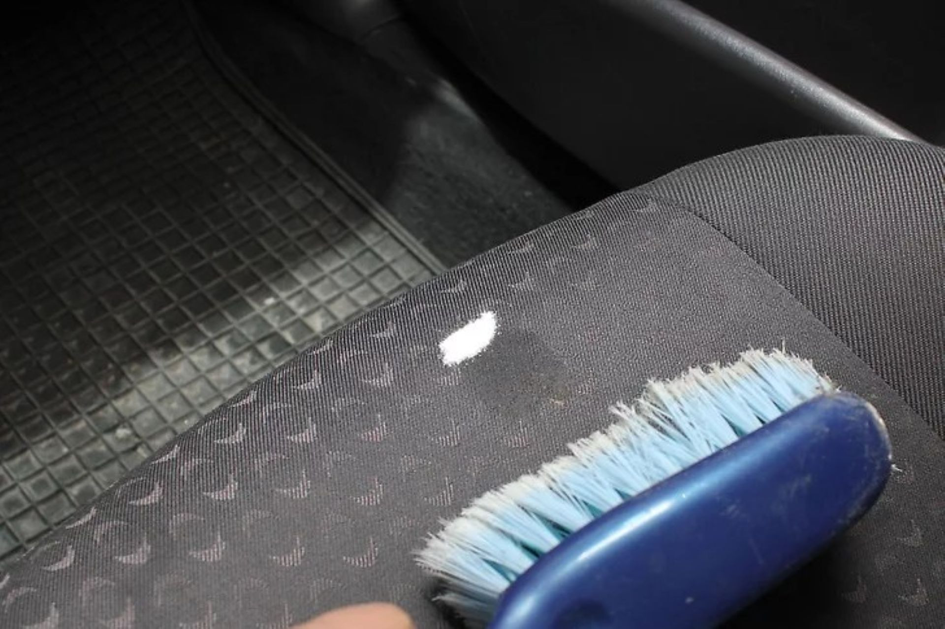 loai bo dau mo khoi ghe o to (4).jpg