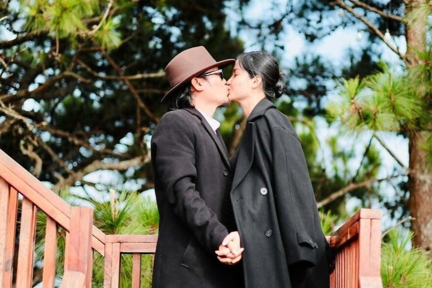 Nghệ sĩ Vượng Râu hôn vợ trẻ đắm đuối, Mỹ Tâm khoe trình tự chụp ảnh