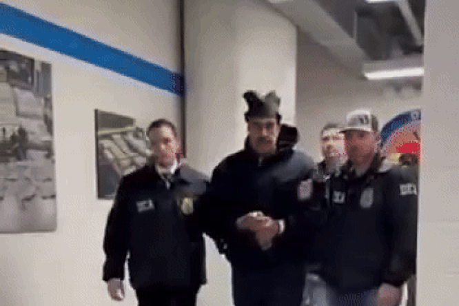 Nhà Trắng công bố video áp giải Tổng thống Venezuela Maduro đến Mỹ