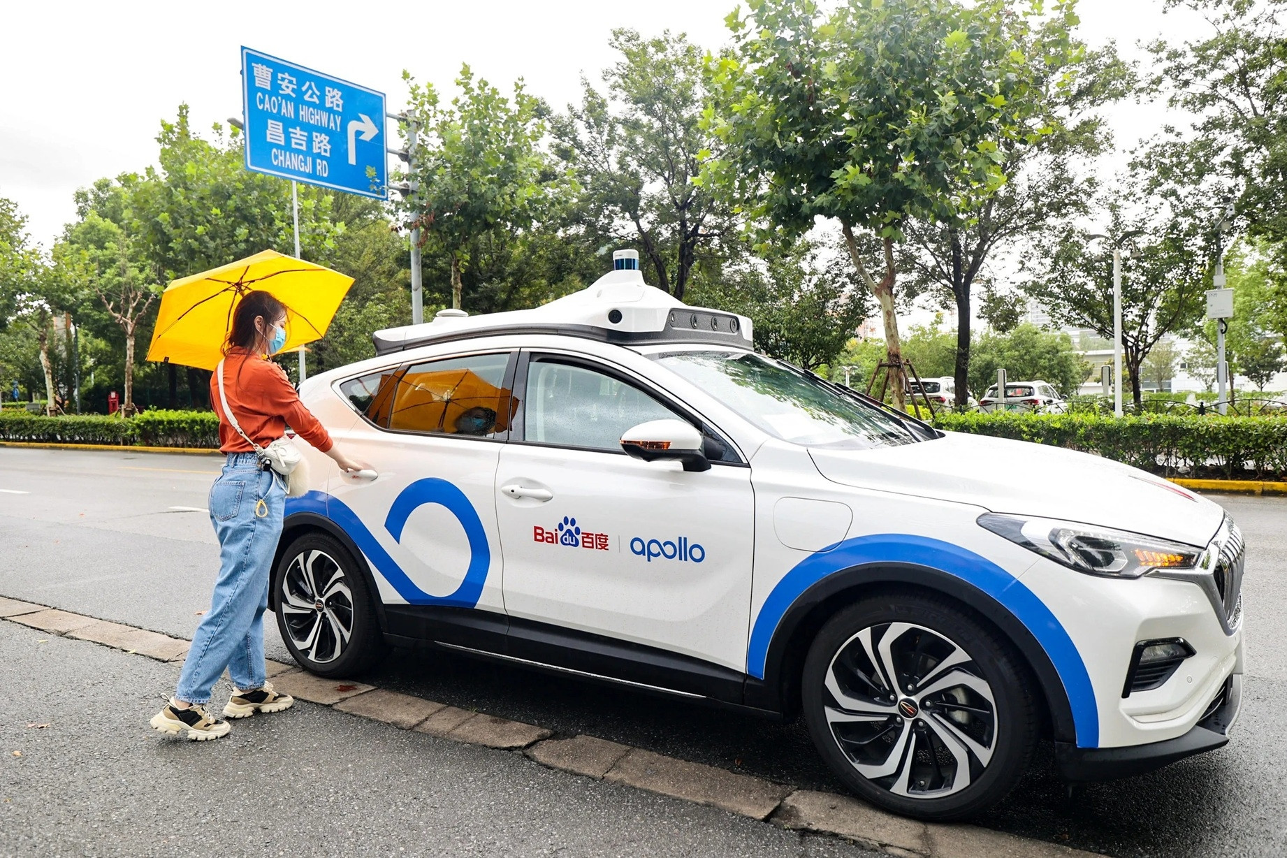 Thành phố đầu tiên trên thế giới có cả taxi tự lái Mỹ và Trung Quốc cùng chạy