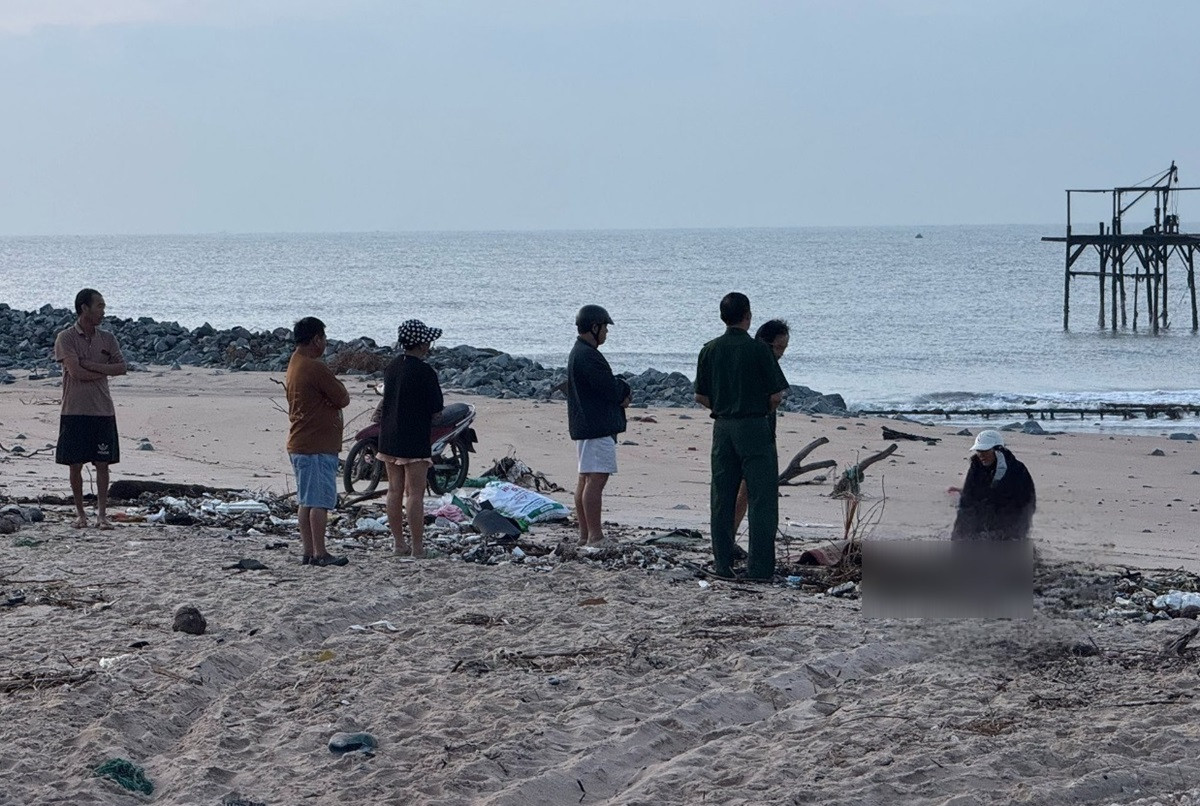 Tìm thấy thi thể nam thiếu niên sau vụ chìm tàu cá, người mẹ gào khóc bên bờ biển.jpg