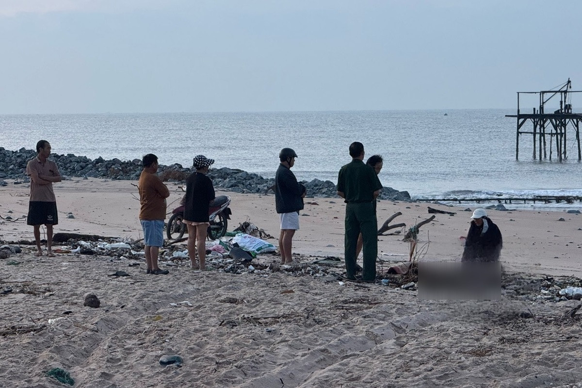 Tìm thấy thi thể thiếu niên sau vụ chìm tàu cá, người mẹ gào khóc bên bờ biển