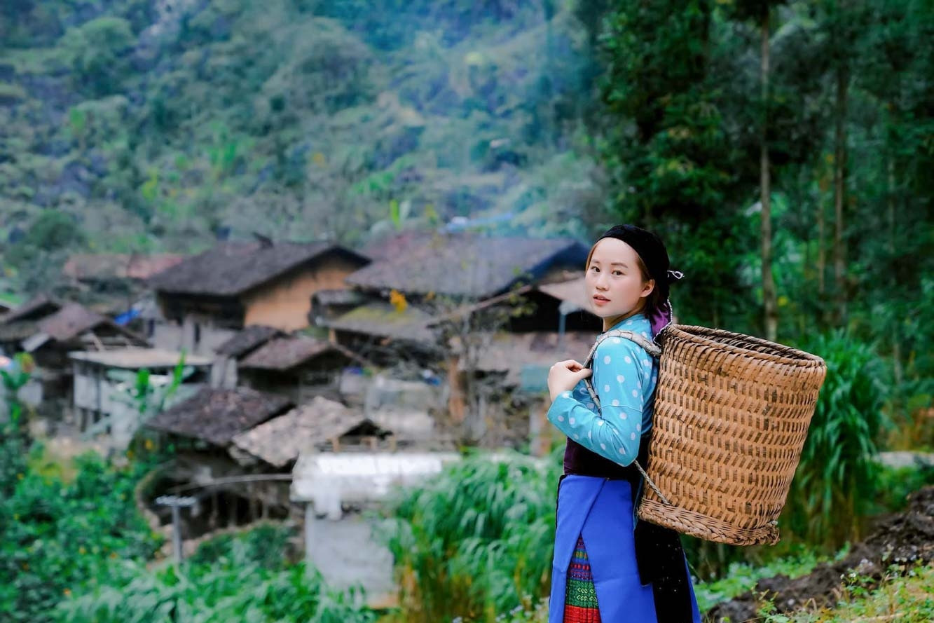 Vàng Thị Dế - Cô gái mang vải lanh truyền thống của người Mông ra thế giới