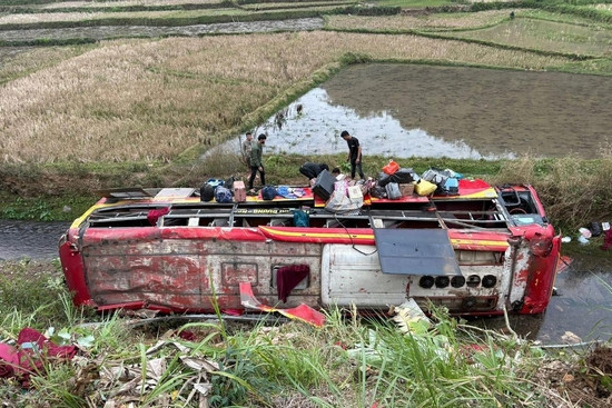 Bản tin trưa 05/01:Lật xe khách chở 22 người ở Sơn La