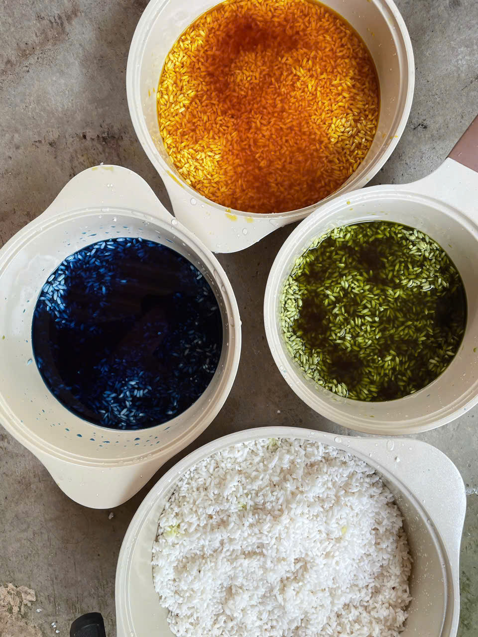 Bánh khẩu xén làm từ gạo có thể kết hợp với nhiều nguyên liệu tự nhiên để tạo màu xanh, vàng, tím...