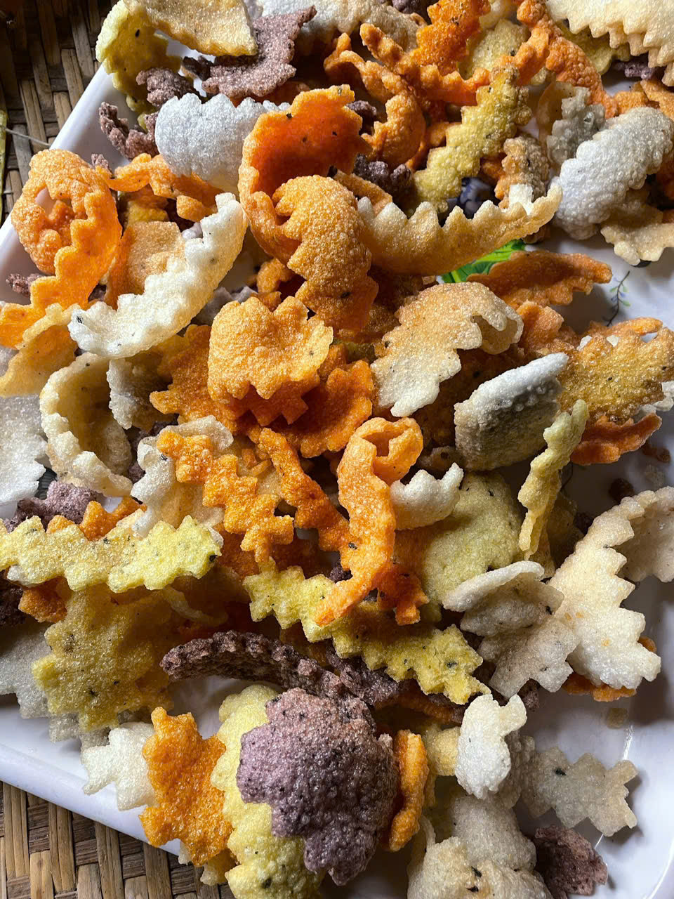 Bánh khẩu xén chiên hoặc rán lên có độ phồng như phồng tôm, ăn giòn rụm