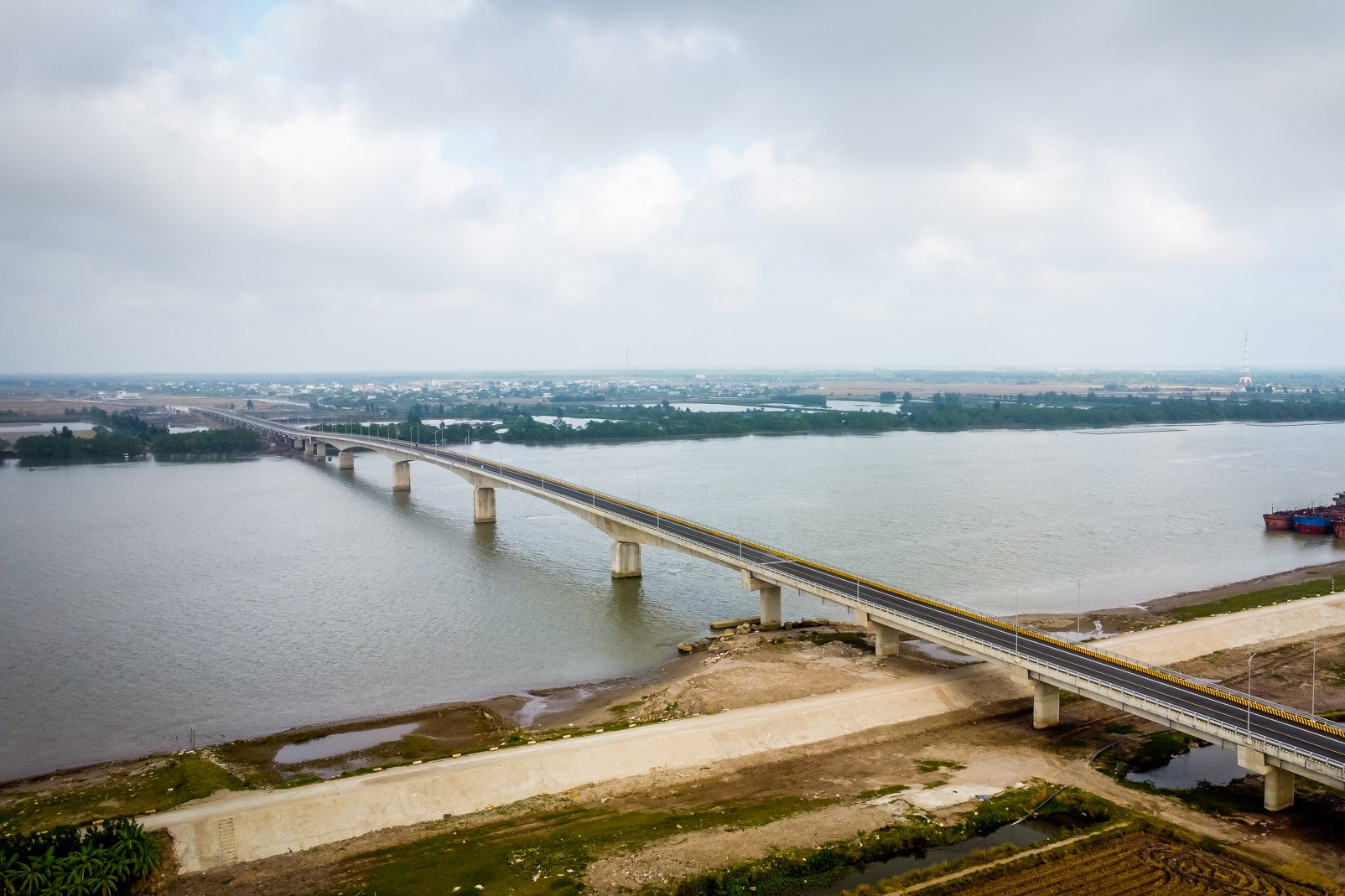 Cận cảnh cầu vượt sông Hồng gần 1.000 tỷ đồng nối Hưng Yên - Ninh Bình