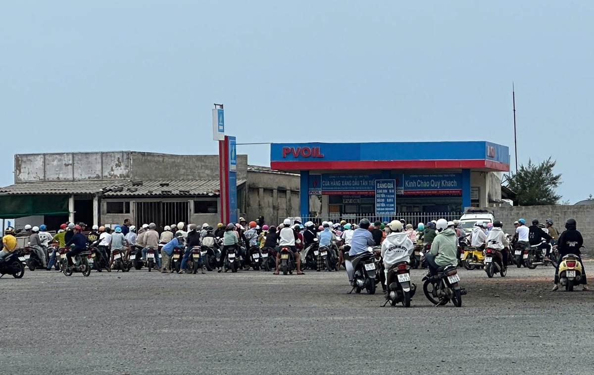 Đặc khu Phú Quý “khát” xăng dầu, người dân đổ xô đi mua rồi ngậm ngùi quay về.jpg