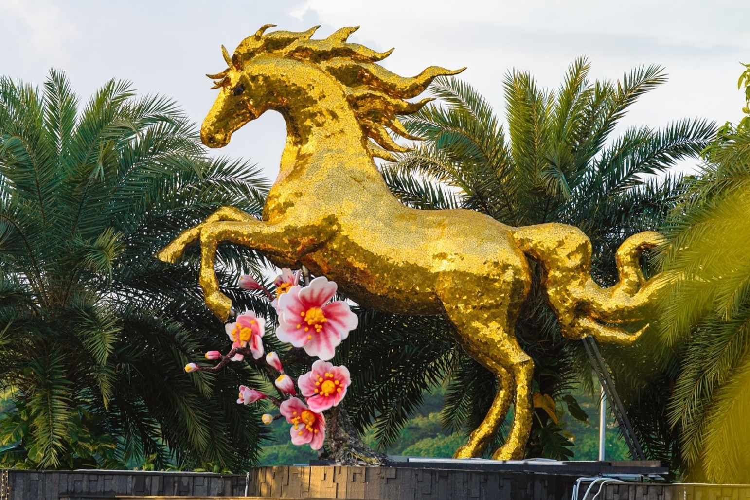 Độc đáo linh vật ngựa vàng tết Bính Ngọ tại sân bay Đà Nẵng