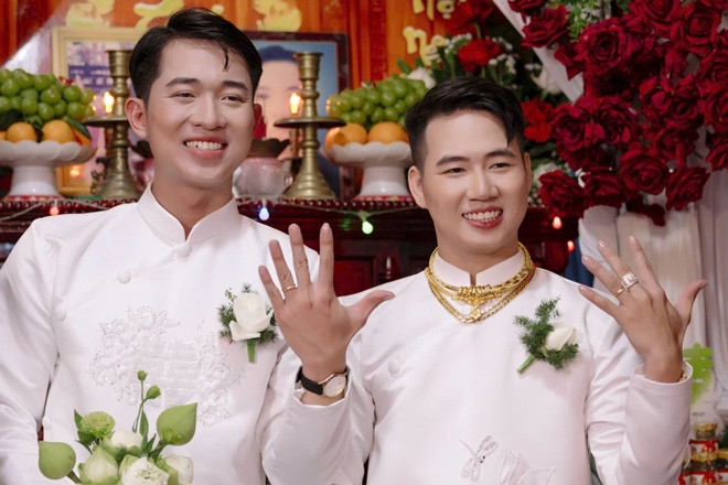 Hai chàng trai làm đám cưới, gia đình nấu 100 mâm cỗ, tặng vàng, sổ đỏ