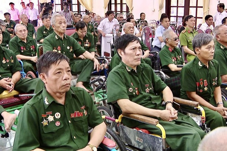 Hàng triệu người có công được tặng quà Tết Bính Ngọ 2026