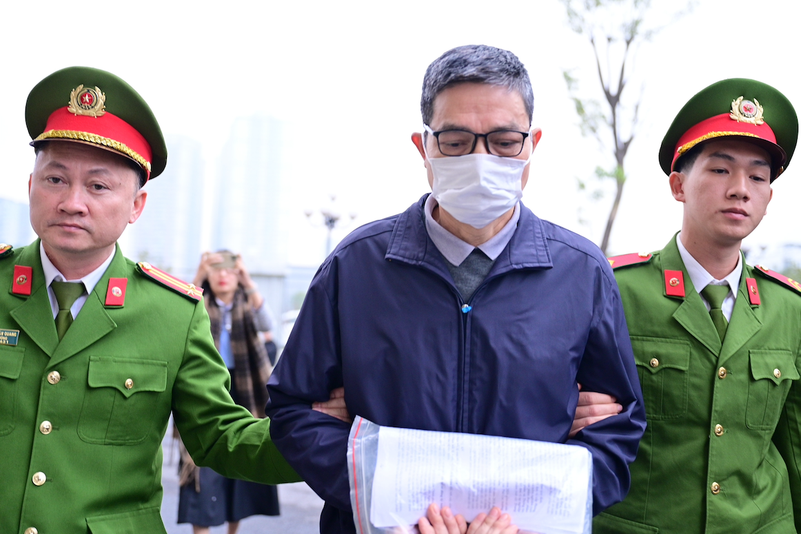 Hưởng lợi hơn 43 tỷ đồng, cựu lãnh đạo Cục ATTP khai việc tiêu tiền 'bẩn'