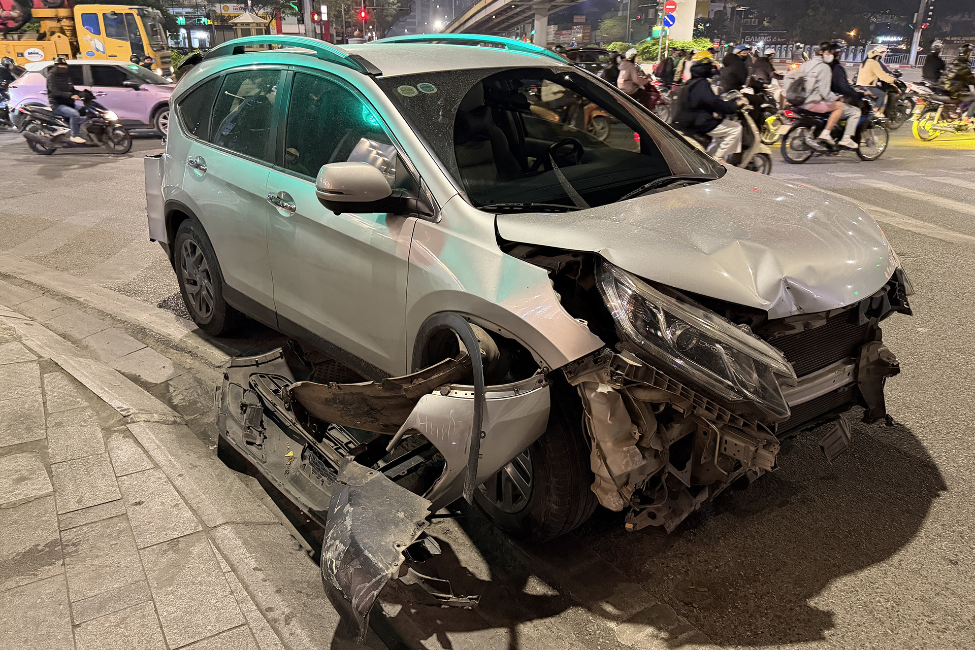 Công an Hà Nội tìm nhân chứng vụ tai nạn giao thông liên hoàn trên đường Láng