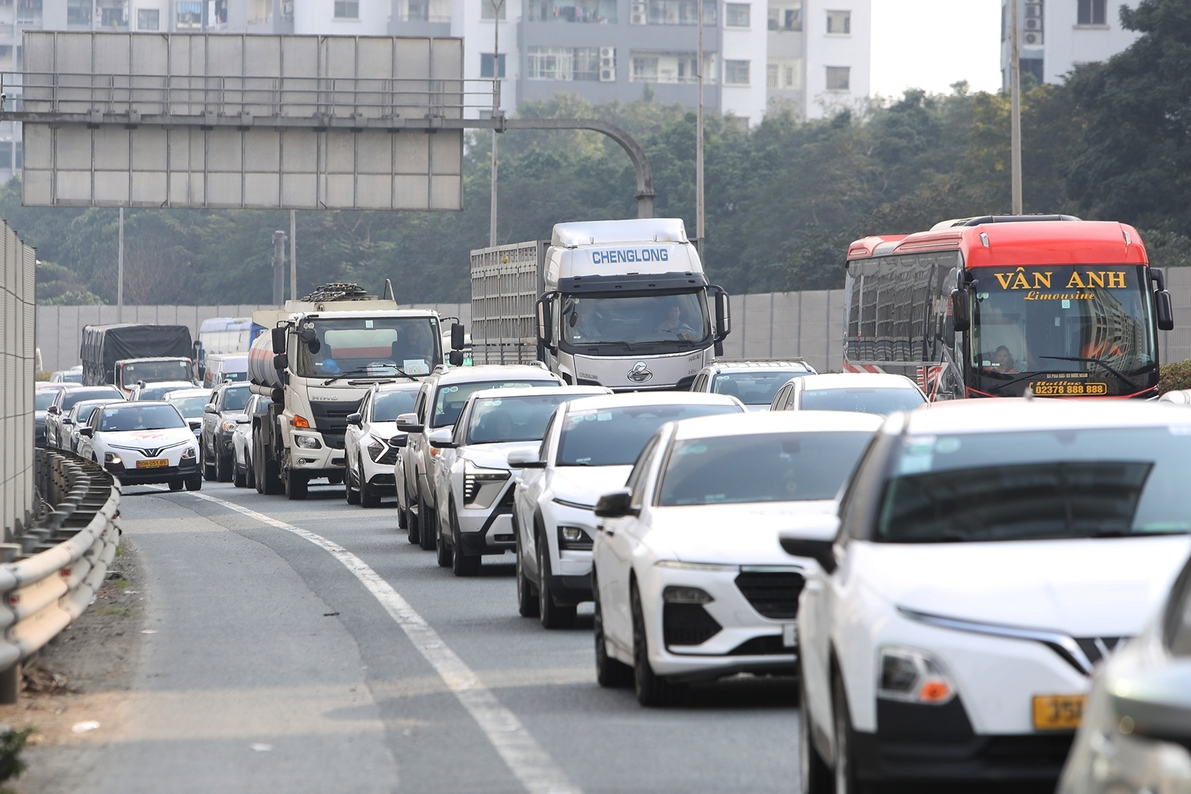 Kết thúc kỳ nghỉ Tết Dương lịch, người dân ùn ùn trở về Hà Nội