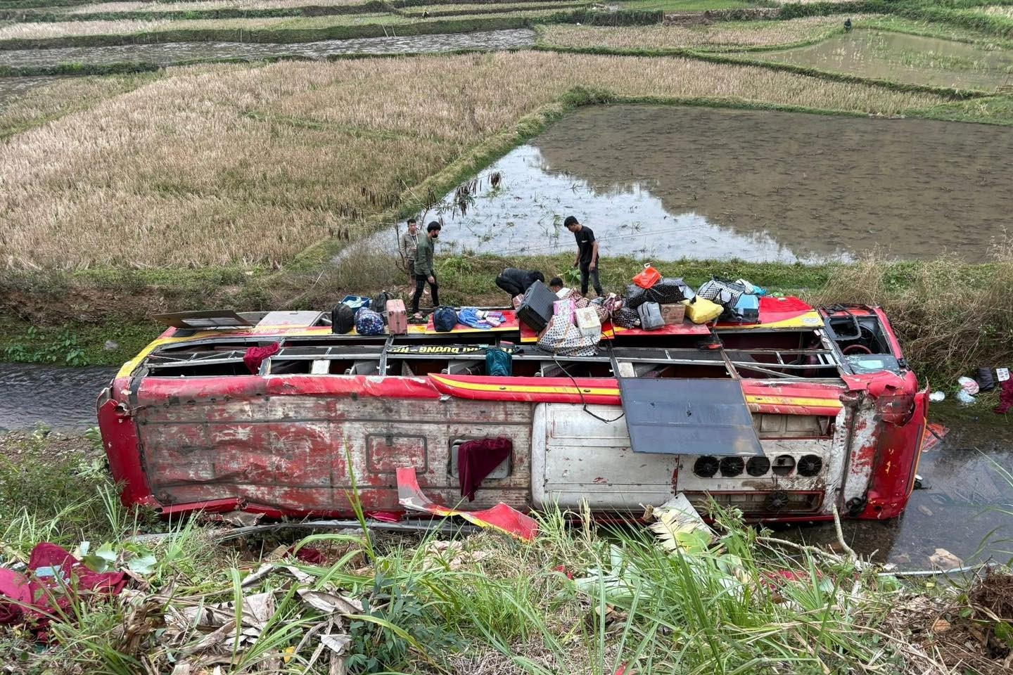 Lật xe khách chở 22 người ở Sơn La