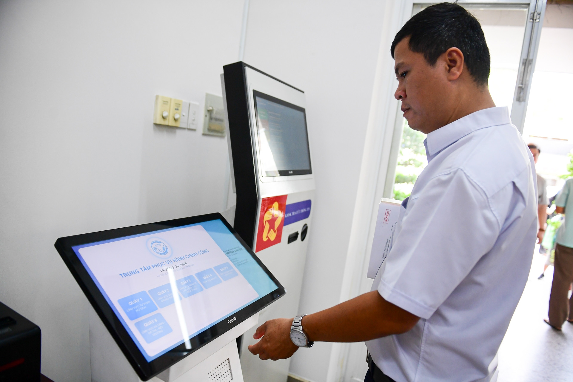 Người dân có thể nộp hồ sơ, nhận kết quả giải quyết thủ tục hành chính qua VNeID