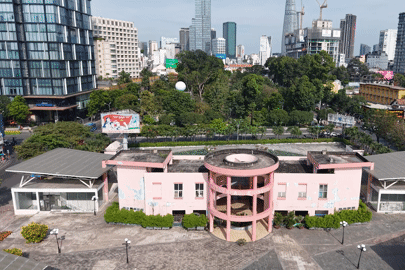 Người dân mong chờ sân khấu bỏ hoang ở TPHCM chuyển đổi thành bãi giữ xe