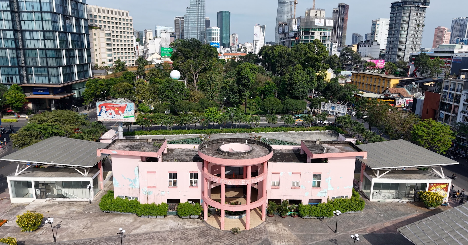 Người dân mong chờ sân khấu bỏ hoang ở TPHCM chuyển đổi thành bãi giữ xe