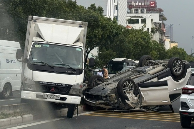 Ô tô lật ngửa trên đại lộ ở TPHCM, giao thông ùn tắc 2km