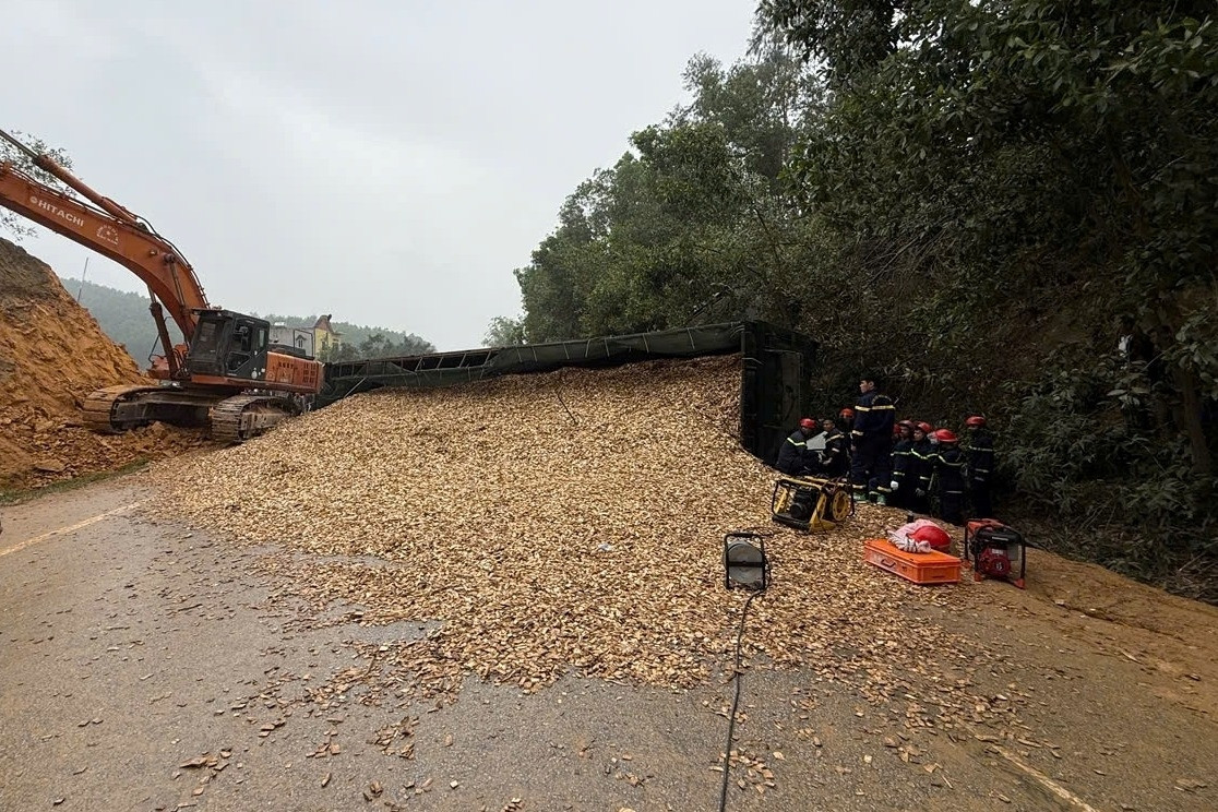 Thanh Hóa: Va chạm liên hoàn 3 ô tô, tài xế xe con tử vong