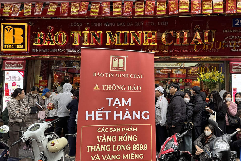 Vàng tăng phi mã ngay đầu năm, dòng người xếp hàng từ mờ sáng chờ mua