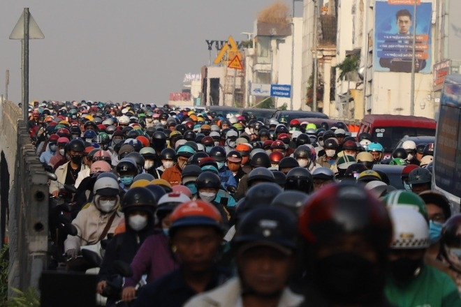 Vật lộn giữa 'biển người và xe' vào trung tâm TPHCM sáng đầu năm