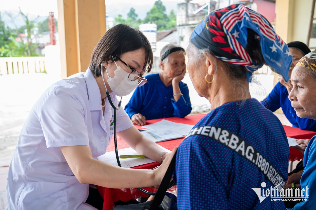 W-BV Duc Giang.jpg
Chú thích: Bác sĩ Bệnh viện Đa khoa Đức Giang trong đợt khám thiện nguyện cho bà con vùng cao.jpg