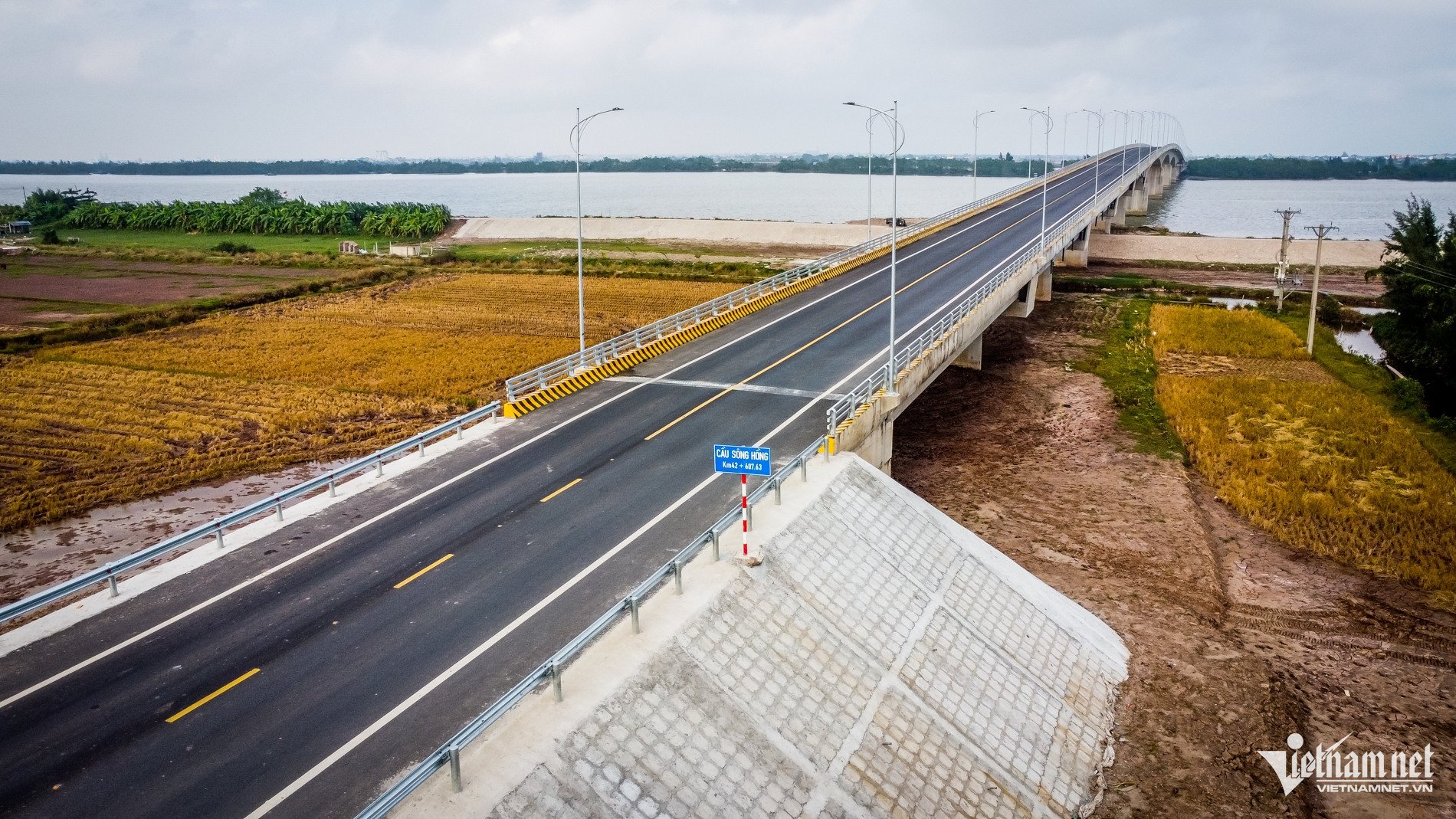 W-Cầu sông hồng.jpg