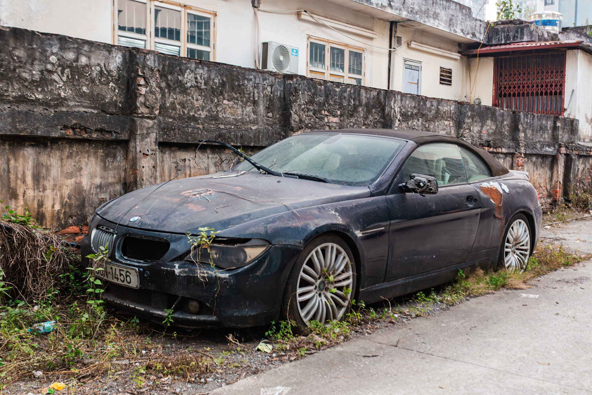 Xe sang BMW Alpina B6 giá hơn 5 tỷ rỉ sét, bỏ hoang nhiều năm ở ngõ phố Hà Nội