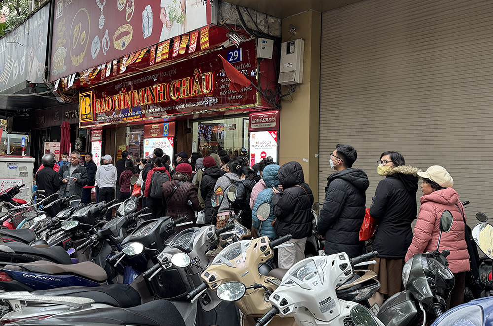 xep hang mua vang.jpg