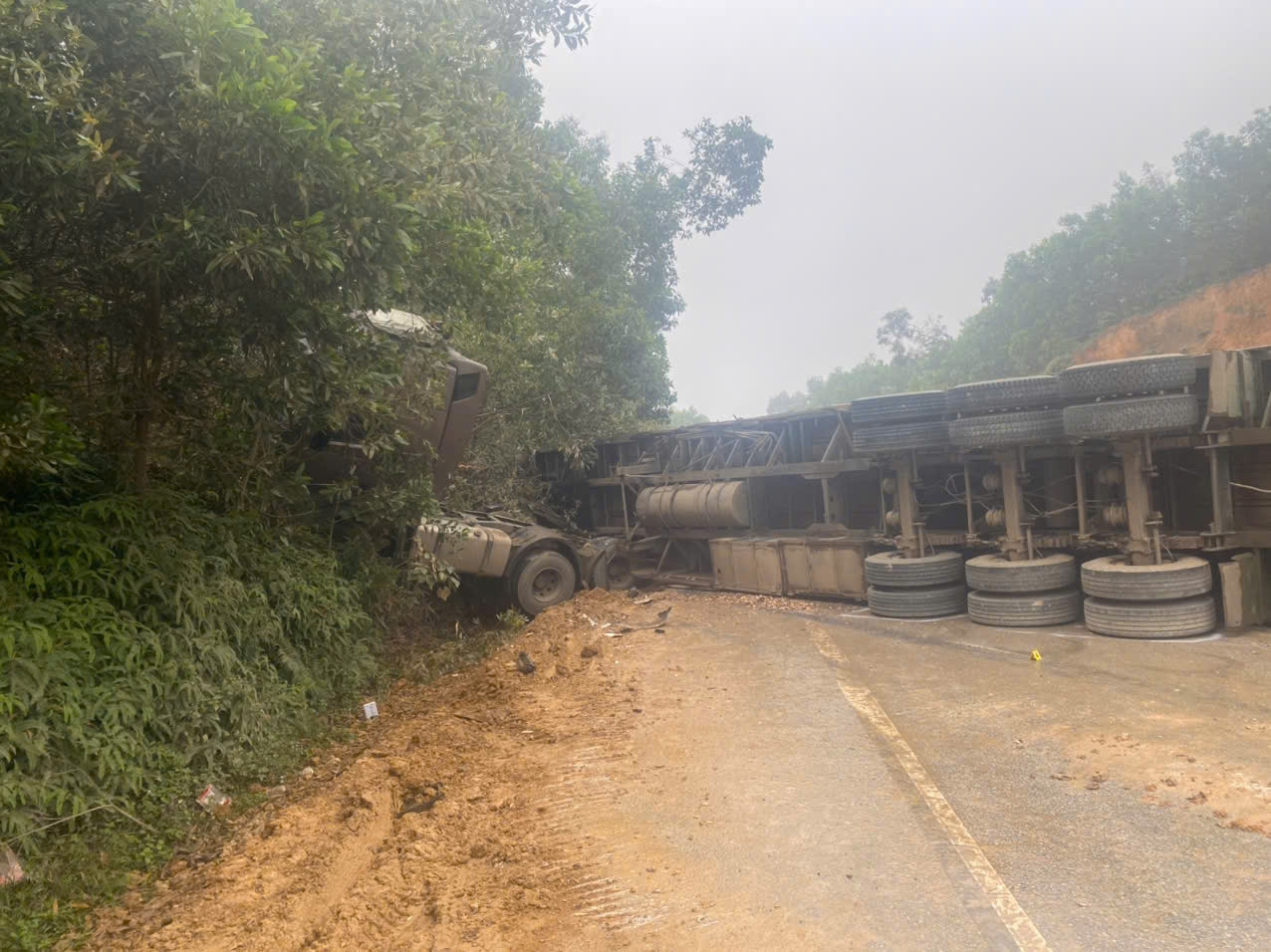 Đầu xe đ&acirc;m v&agrave;o v&aacute;ch n&uacute;i