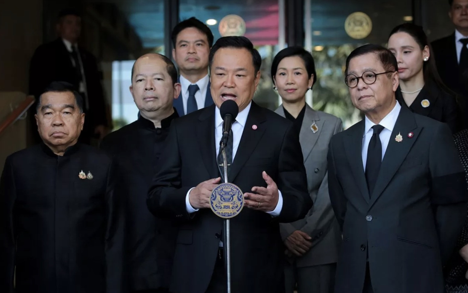 Thủ tướng Thái Lan Anutin thông báo về sự cố xảy ra sáng 6/1. Ảnh: Bangkok Post