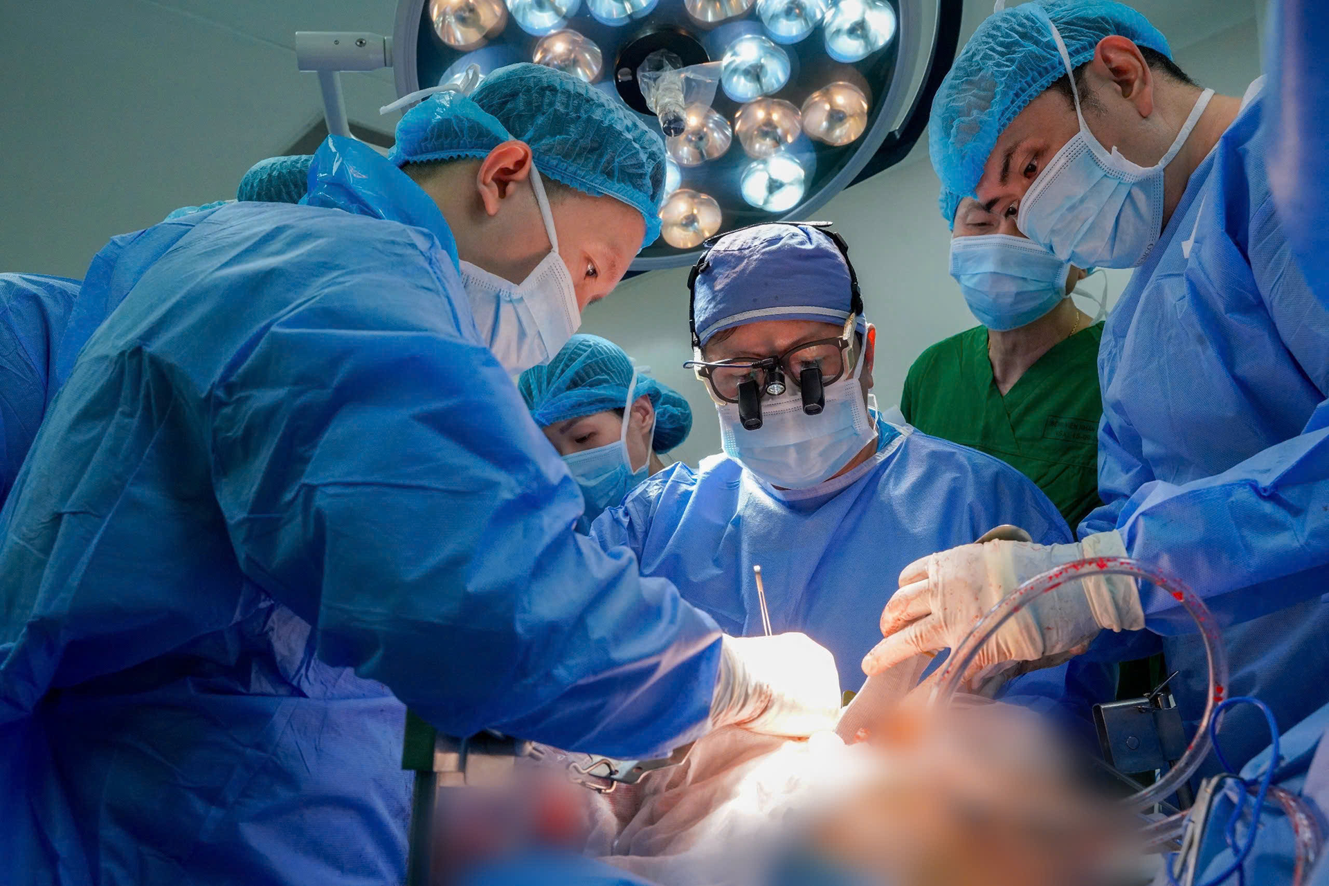 Bác sĩ quyết định chia đôi lá gan, cứu sống 2 người trước 'cửa tử'