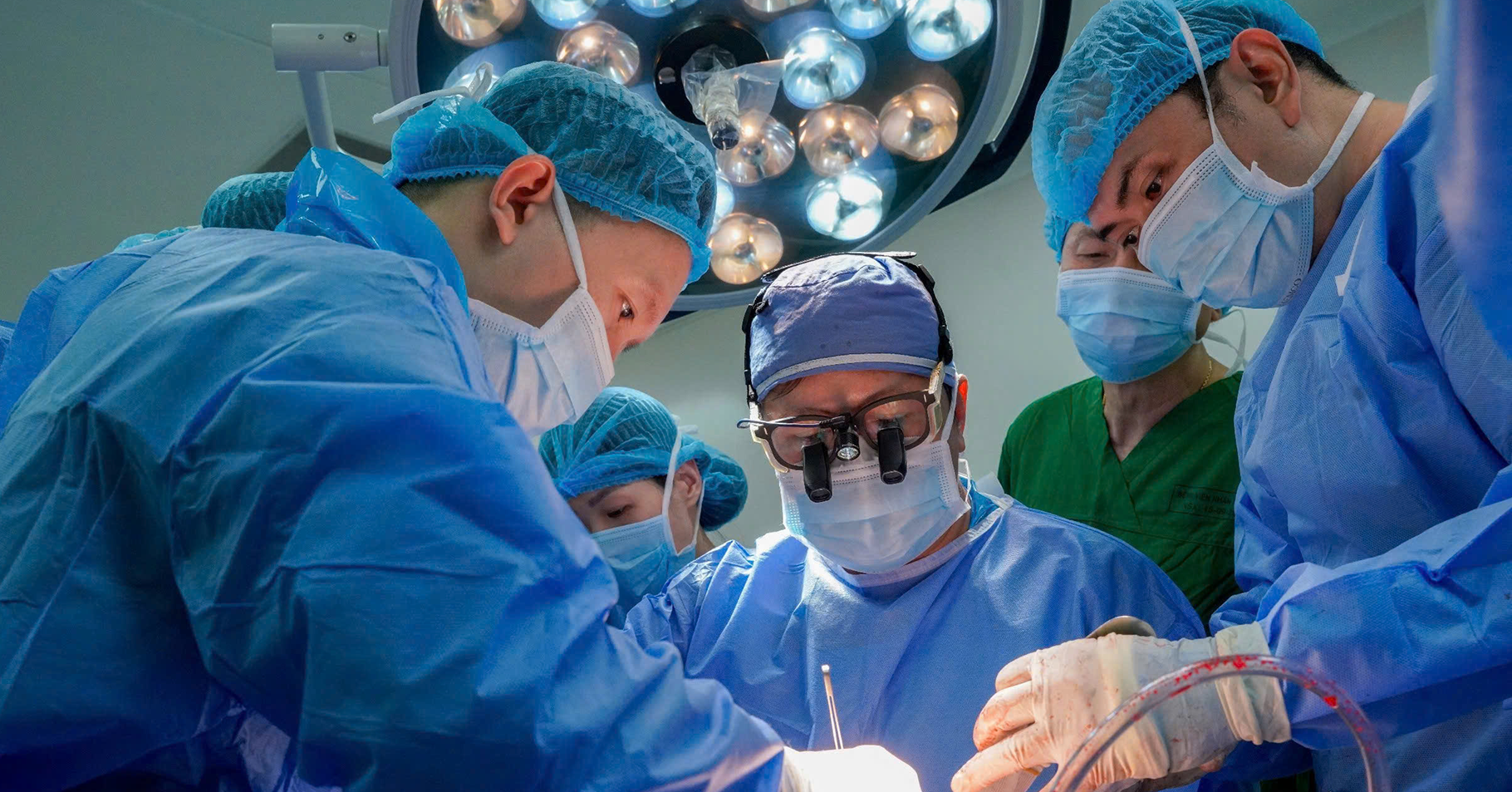 Bác sĩ quyết định chia đôi lá gan, cứu sống 2 người trước "cửa tử"