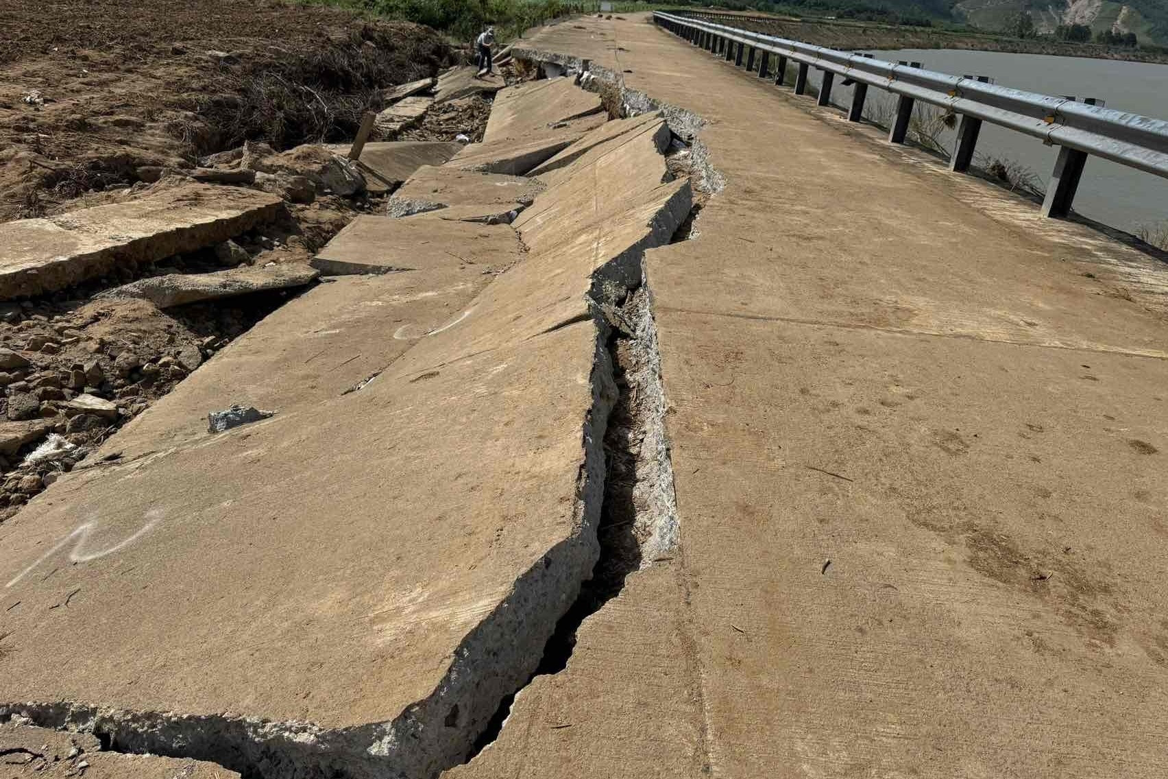 Hiện trường bờ kè sông bị đổ sập khiến hai cặp vợ chồng tử vong