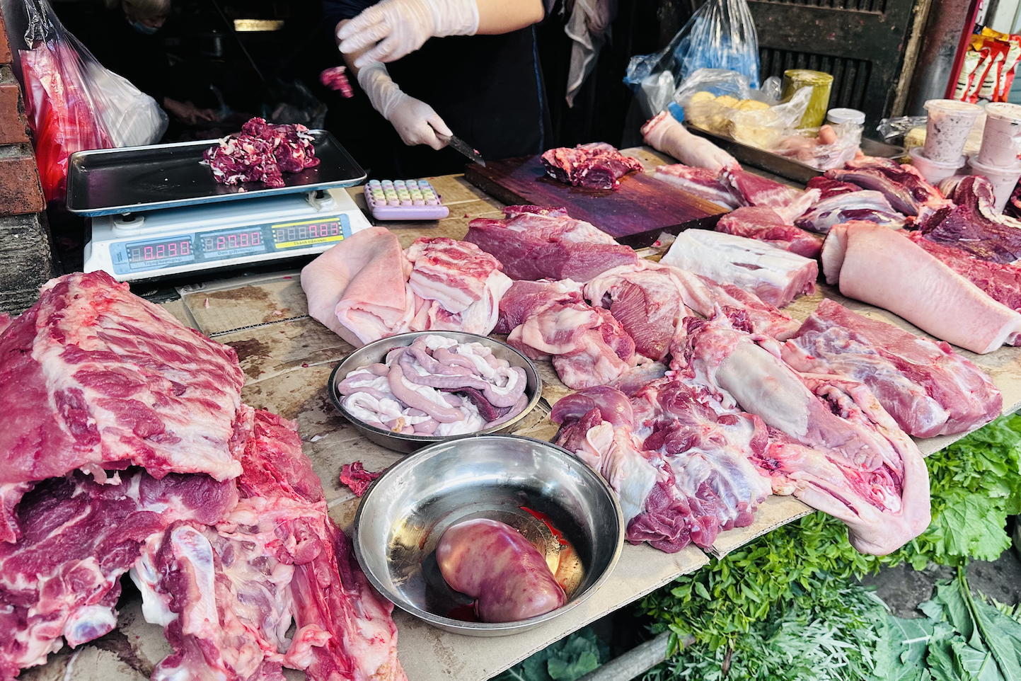 Chi 1,95 tỷ USD nhập thịt, cận Tết Bính Ngọ giá lợn hơi vẫn leo thang