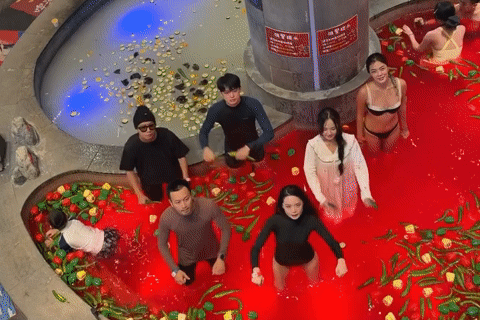 Du khách Việt tắm trong 'nồi lẩu' khổng lồ đầy ớt, nhiều người tưởng AI