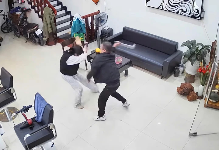 Dương Đăng Thụy vung dao chém con gái D.Q.A. (Ảnh  Cắt từ clip).webp