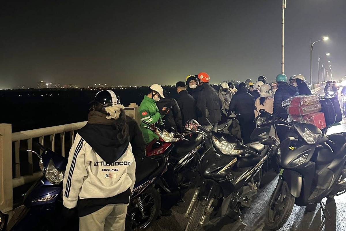 Hà Nội: Nghi có người nhảy cầu Vĩnh Tuy, cảnh sát khẩn trương tìm kiếm trong đêm