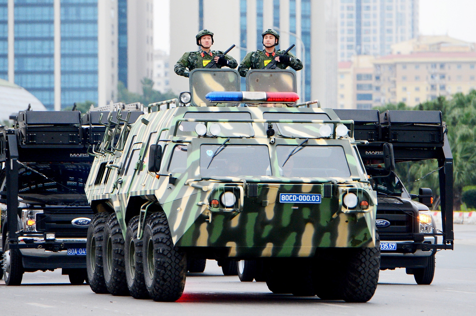 Hàng nghìn cảnh sát với khí tài hiện đại diễn tập bảo vệ Đại hội 14 của Đảng