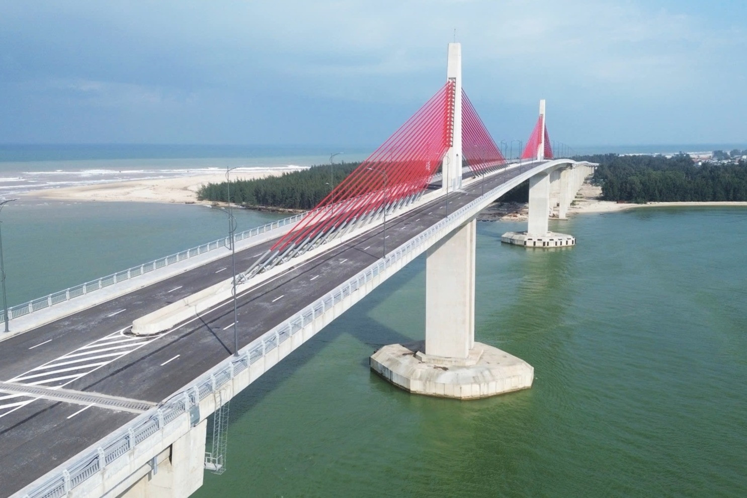 Hiện trạng cầu vượt cửa biển dài nhất miền Trung sau gần 4 năm thi công