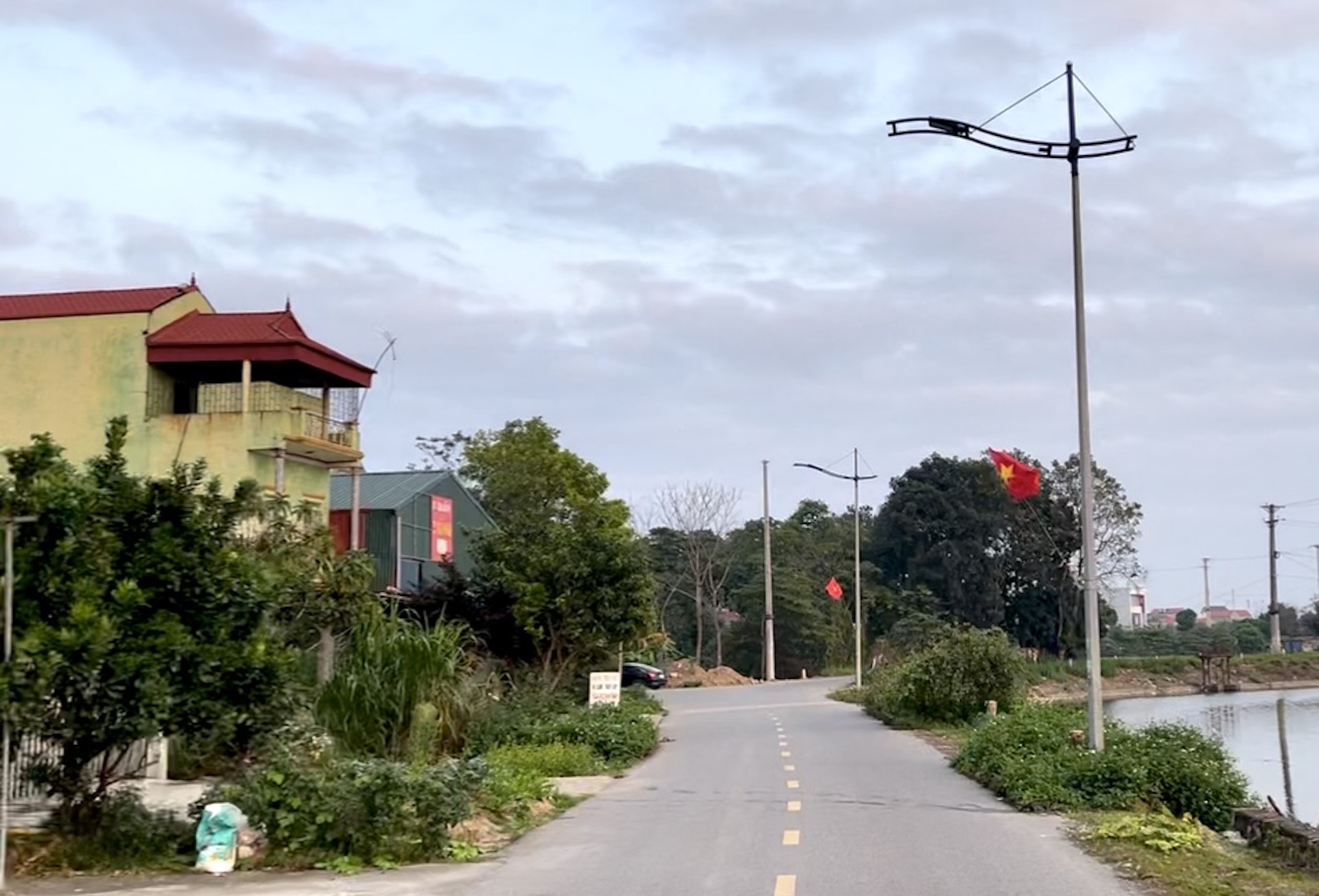 Mua đất xã bán trái thẩm quyền từ 1995, đã xây nhà: Có được cấp sổ đỏ toàn bộ?