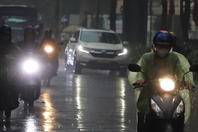 Mưa trái mùa như trút nước ở TPHCM