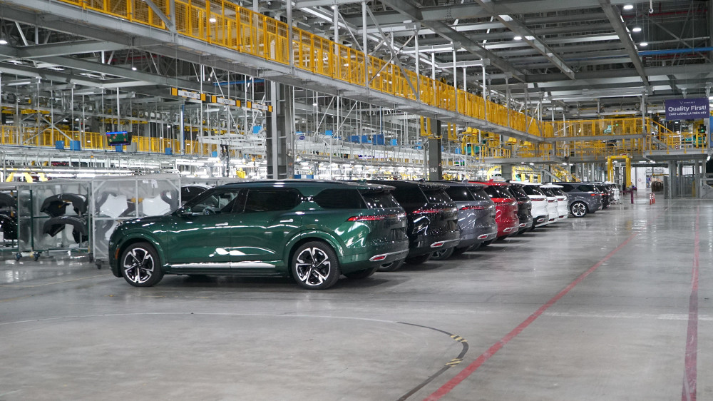 nha may oto vinfast.jpeg