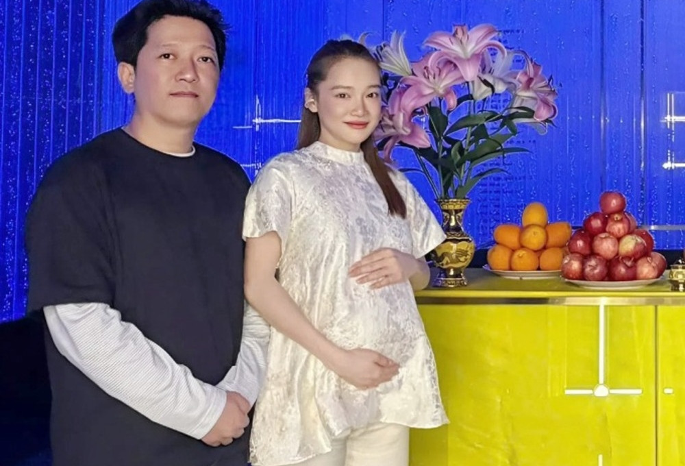 Nhã Phương bụng bầu vượt mặt, con trai cao lớn của hoa hậu Hà Kiều Anh