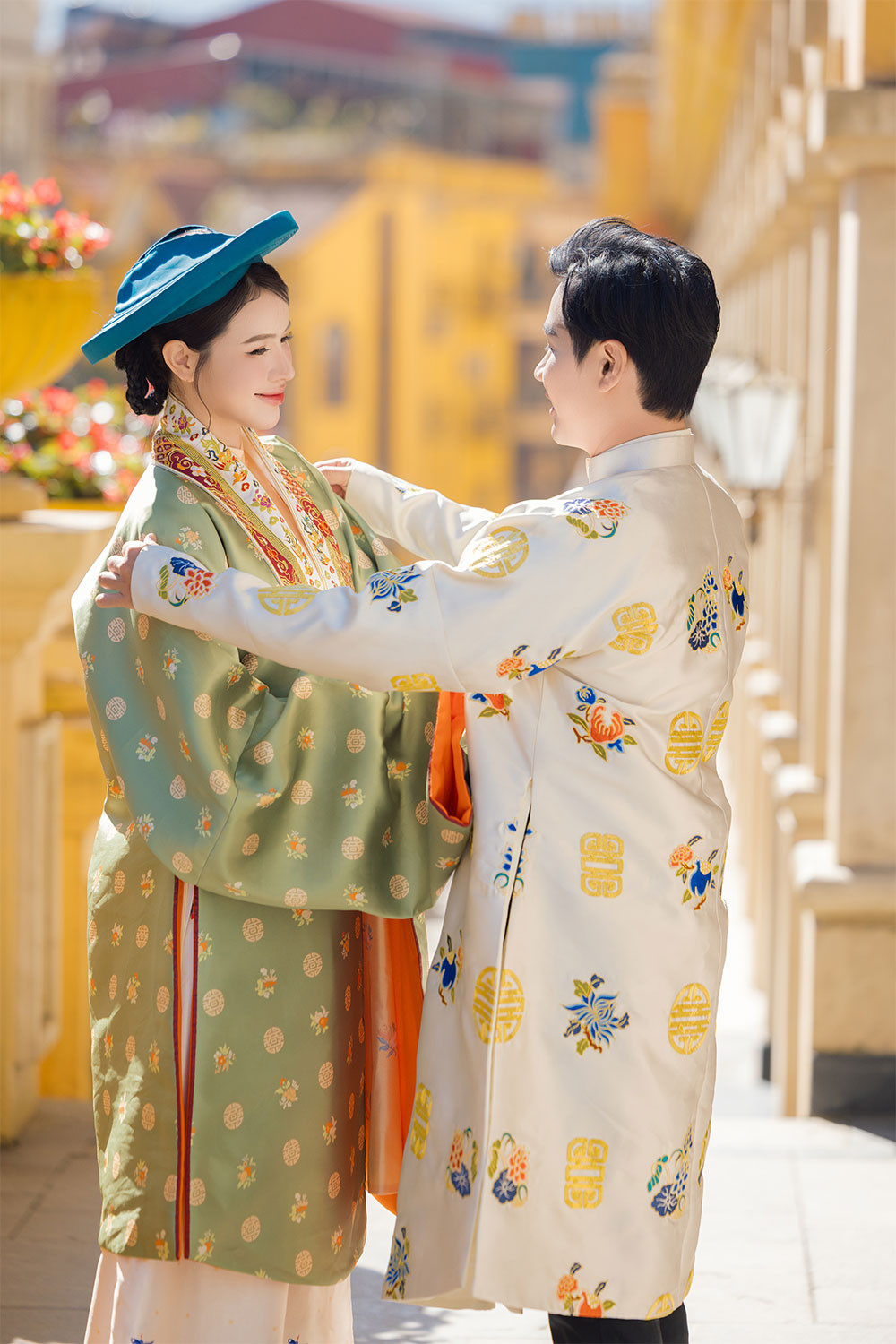 Bộ trang phục đồng điệu của Nguyên Khang và Ngọc Quỳnh