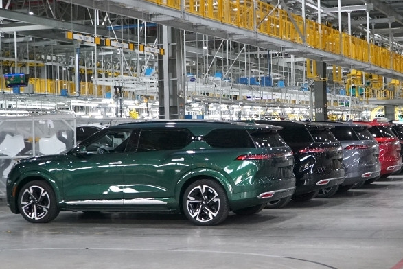 Ô tô sản xuất trong nước ghi nhận mức kỷ lục, giúp nguồn cung thị trường trở nên dồi dào trước Tết.