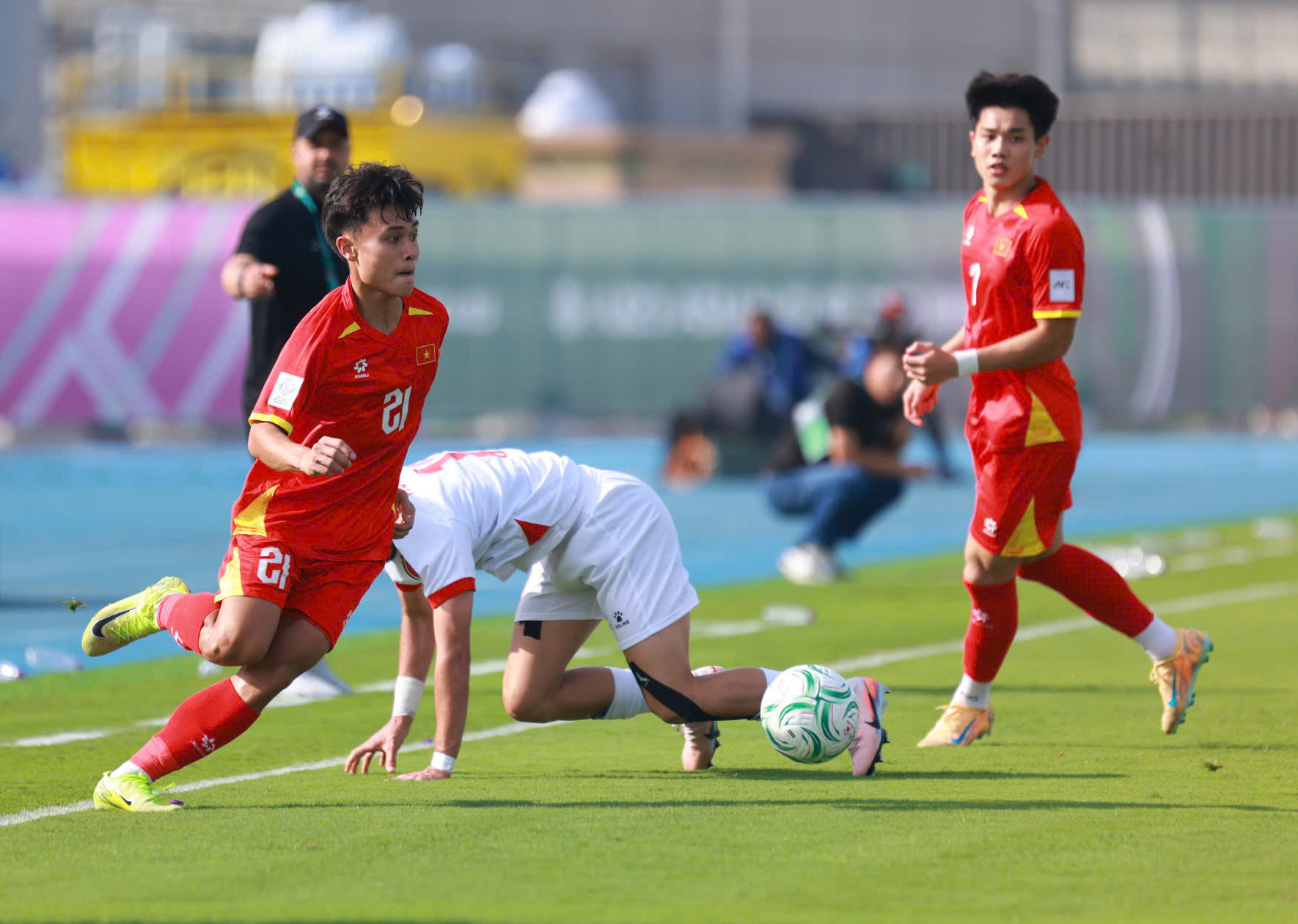 Sang hiệp 2, U23 Việt Nam vẫn chơi rất chủ động.